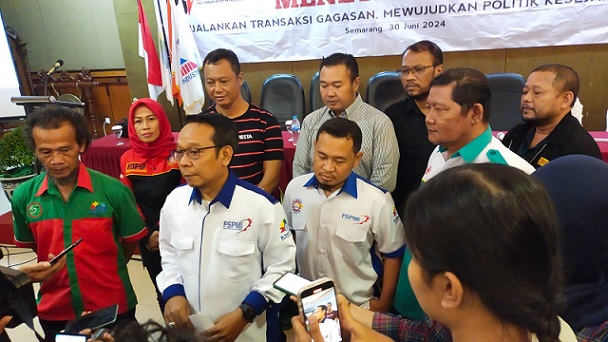 Deklarasi dukungan Aliansi Buruh Jawa Tengah (Abjat) terhadap kader PDI Perjuangan yang saat ini menjabat sebagai Wali Kota Semarang, Hevearita Gunaryanti Rahayu dalam Pilwakot Semarang 2024 di Hotel Siliwangi Semarang, Minggu (30/6/2024).