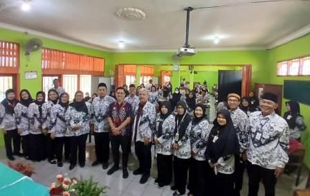 Sebagian peserta Lokakarya Implementasi Pemikiran Ki Hadjar Dewantara Melalui Pembelajaran yang Berpusat pada Murid berfoto bersama.