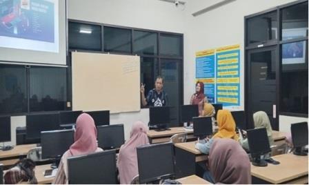 PkM USM Beri Pelatihan DIgital Marketing bagi UMKM Binaan Iwapi Jateng