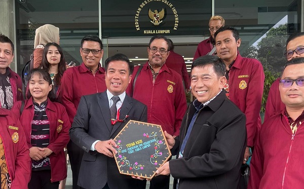 Mahasiswa KKL Magister Hukum USM Diterima Atase Pendidikan Kedubes Malaysia