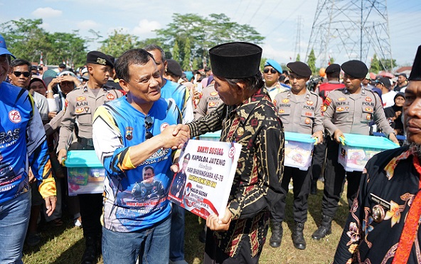 Hadiri Trabas Kamtibmas dan Baksos di Cilacap, Kapolda Jateng Bagi Ribuan Sembako