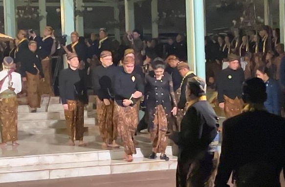 Malam 1 Sura, Pura Mangkunegaran Kirabkan Enam Pusaka