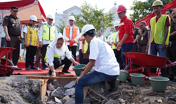 Peletakan batu pertama pembangunan kantor cabang baru Kejaksaan Negeri (Kejari) Kota Semarang yang berada di Jalan Puri Anjasmoro, Kelurahan Tawangmas, Kecamatan Semarang Barat, Rabu (10/7/2024).