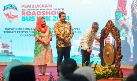 Wali Kota Semarang, Hevearita Gunaryanti Rahayu bersama Penjabat (Pj) Gubernur Jawa Tengah, Nana Sudjana dan Wakil Ketua KPK, Alexander Mawarta saat menghadiri Pembukaan Roadshow Bus KPK di Pemprov Jateng, Kota Semarang, Kamis (11/7/2024).