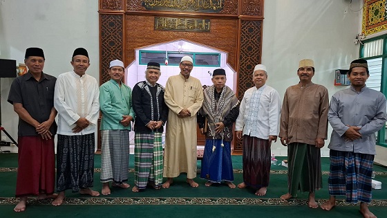 Dosen UIN Walisongo Semarang Dr. H. Abdul Muhayya, M.A. (empat dari kanan) bergambar pengurus Takmir Masjid Baitussalam Ngaliyan seusai memberikan ceramah, Kamis malam, 11 Juli 2024.