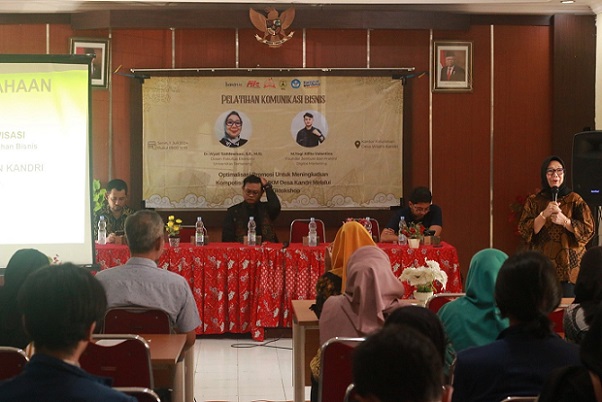 Mahasiswa Ilkom USM Beri Pelatihan TikTok Shop kepada Pelaku UMKM Desa Wisata Kandri