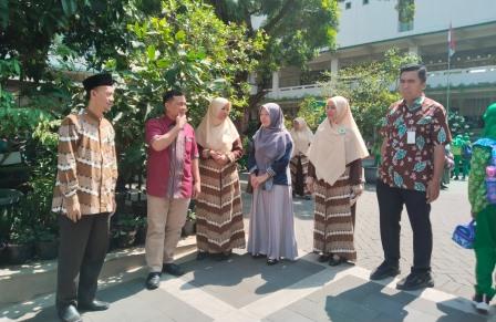 Tim Verifikasi Lapangan Penilaian Gerakan Peduli dan Berbudaya Lingkungan Hidup di Sekolah (PBLHS) dari Kemdikbudristek RI dan LHK RI bersama dengan direktur LPI Hidayatullah dan Kepala SD Islam Hidayatullah sedang meninjau di lapangan.