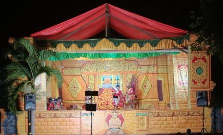 Suasana pertunjukan kesenian tradisional ketoprak di halaman Rumah Kepala Desa Panolan, Blora