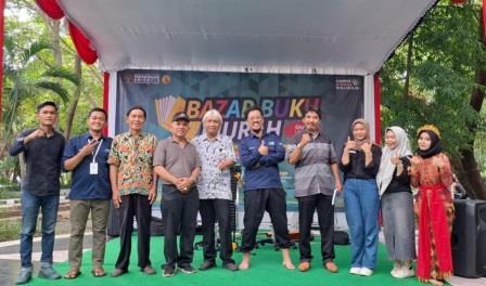 Sebagian peserta kolaborasi pertunjukan baca puisi, musik, dan tari dari Satupena Jawa Tengah dan Universitas Islam Sultan Agung berfoto bersama