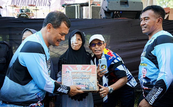 Peduli Warga, Irjen Pol Ahmad Luthfi Lakukan Bakti Sosial dan Bantu Masjid di Sukoharjo