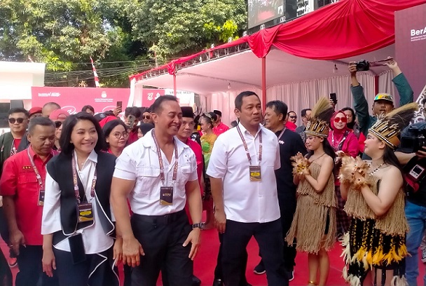 Pendaftaran Paslon Cagub dan Cawagub PDI Perjuangan Andika Perkasa dan Hendi Diiringi Tarian Nusantara