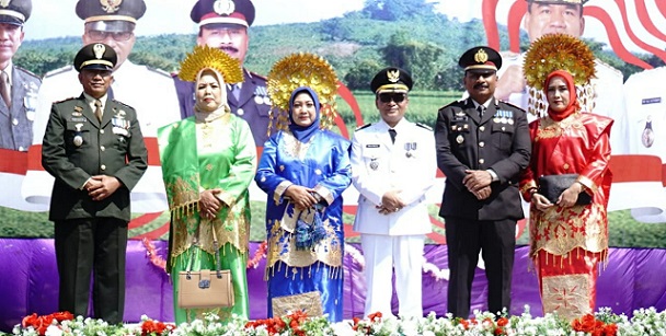Camat Kedungtuban Blora Rajiman (berbaju putih) bergambar bersama para anggota Muspika.