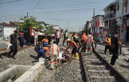Daop 4 Semarang Bersihkan Lintas dan Sosialisasi Bahaya Bakar Sampah di Sekitar Jalur KA