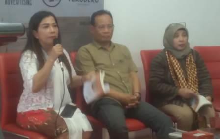 Wakil Ketua Satupena Kota Semarang Maya Dewi (kiri) ketika memaparkan materinya dalam Peluncuran dan Diskusi Buku "Mereka yang Berjuang untuk Semarang" di Rumah Pohan Semarang. Di sebelah kanannya Budi Utomo dan Tirta Nursari