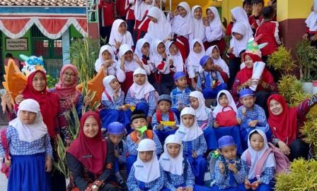 Para siswa dan guru TK An-Nur bergambar bersama sebagian siswa Klas 1 SDN Tugurejo 02 Semarang