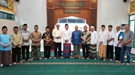 Sebagian pengurus Takmir Masjid Baitussalam Ngaliyan Semarang periode 2024-2027 berfoto bersama seusai dikukuhkan Ketua Yayasan Baitussalam Didik Suwarsono.
