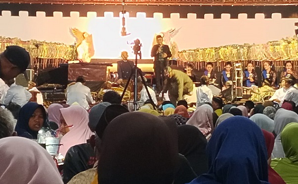 Suasana pergelaran wayang kulit di halaman Kantor Kecamatan Kedungtuban Blora ketika Camat Radjiman memberikan sambutan