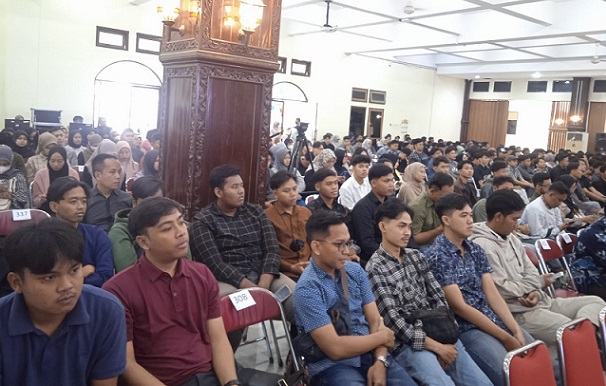 Para calon wisudawan mengikuti Gladi Bersih Upacara Wisuda Ke-69 USM di Auditorium Ir Widjatmoko pada 27 Agustus 2024.
