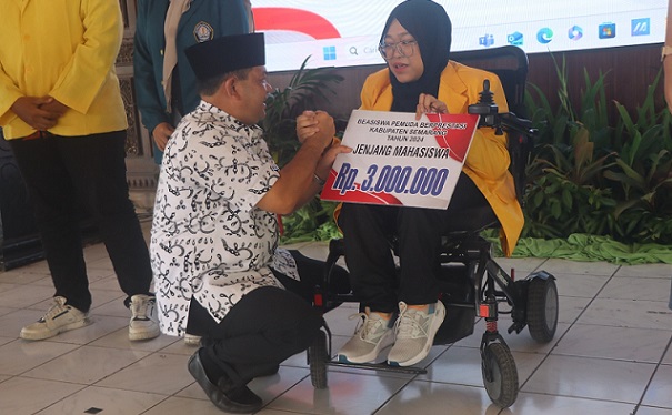 62 Siswa dan Mahasiswa Berprestasi Terima Beasiswa