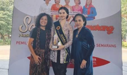 Arzeta Putri Arsandi, mahasiswi Universitas Bina Nusantara Semarang (tengah) bergambar bersama panitia dan pengajar di kampusnya.