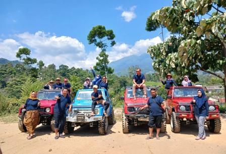 Dosen dan Staf Pascasarjana USM Gathering di Objek Wisata Kemuning