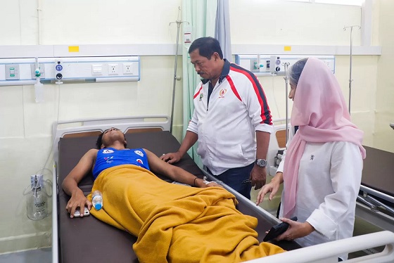 Nana Sudjana Jenguk Atlet Muaythai Jateng yang Cidera saat Bertanding di PON