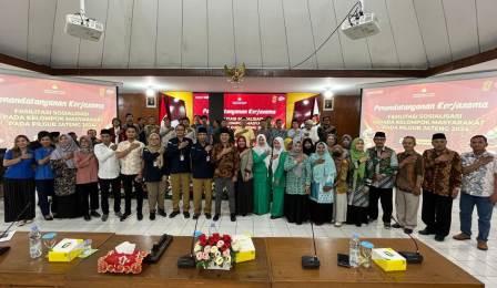 Para pimpinan organisasi kemasyarakatan bergambar bersama dengan anggota KPU Jateng seusai Penandatanganan Kerja Sama Fasilitasi Pendidikan Pemilih dalam Pilgub.