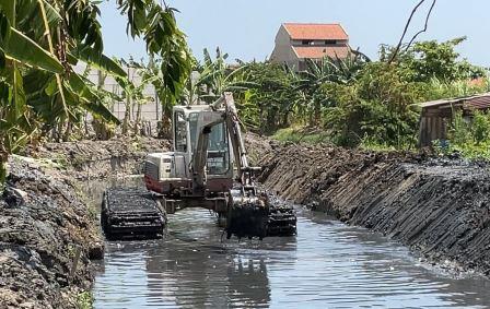 Antisipasi Dampak Musim Hujan, Pemkot Semarang Intensifkan Pengerukan Sedimen Sungai