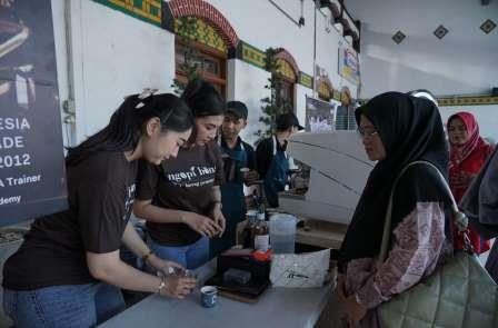 KAI Daop 4 Semarang Bagikan Ribuan Cup Kopi Gratis kepada Pelanggan KA di Momen Spesial HUT ke-79