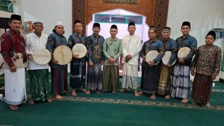 Kelompok Hadroh Padang Bulan bergambar bersama ustad Sugeng Hariyadi dan Ketua Takmir Masjid Baitussalam seusai kegiatan.