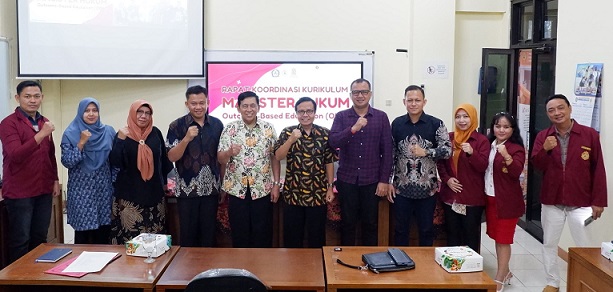 Kaprodi MH USM, Dr Drs H Adv Kukuh Sudarmanto BA S Sos SH MM MH beserta Direktur Pascasarjana USM, Dr Indarto SE MSi, dosen, pengguna, alumni dan mahasiswa foto bersama seusai Rakor Kurikulum OBE di kampus Pascasarjana USM.