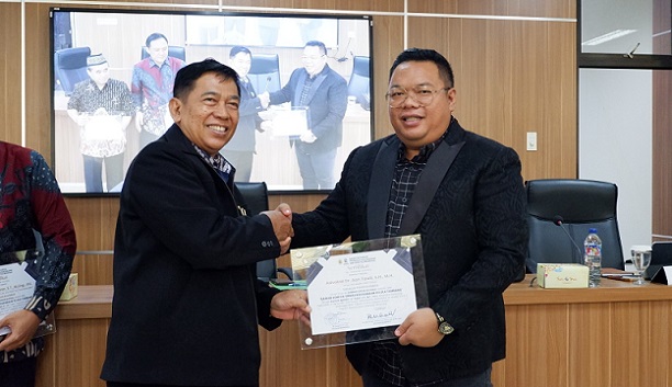 Kaprodi Magister Hukum USM, Dr Drs H Adv Kukuh Sudarmanto BA S Sos SH MM MH memberikan piagam kepada Ketua DPD Ikadin Jateng, Dr Aan Tawli SH seusai menjadi narasumber dalam Seminar Hukum Nasional di Universitas Semarang pada 21 September 2024.