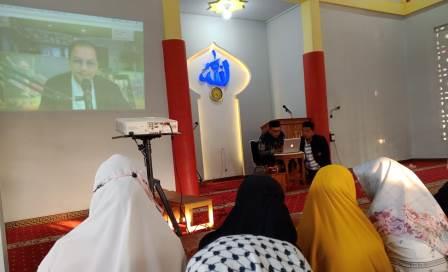 Pendiri Forum Kreator Era AI, Denny JA, memberikan sambutan secara daring sebelum diskusi tentang Alquran dan Artificial Intelligence di Masjid H. Abdul Rahman, Sukorejo, Kendal, Jawa Tengah.