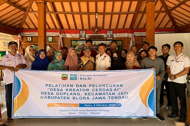 Sebagian peserta Pelatihan dan Peluncuran Desa Kreator Cerdas AI di Balai Desa Doplang, Jati, Blora, di Balai Desa setempat, berfoto bersama instruktur.