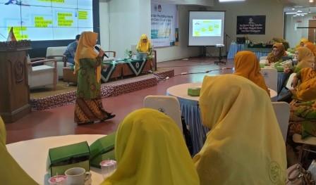 Narasumber memberikan pemaparan dalam ''Sosialisasi dan Pendidikan Pemilih Pasangan Calon Gubernur dan Wakil Gubernur'' yang diadakan Pimpinan WIlayah Aisyiyah (PWA) bekerja sama dengan KPU Jateng di Wisma Kartini BBPMP Jateng.