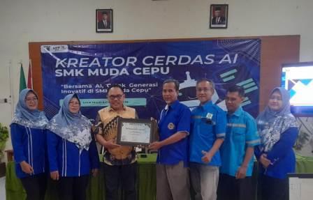 Penyerahan sertifikat dari pendiri Forum Kreator Era AI (FKEAI) Denny JA Anugerahkan Sertifikat Kelas Kreator Cerdas kepada SMK Muhammadiyah 2 Cepu, Kabupaten Blora. Penyerahan sertifikat diwakili Sekretaris FKEAI Jawa Tengah Gunawan Trihantoro.