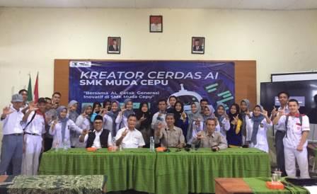 Peserta Kelas Kreator Cerdas AI di SMK Muhammadiyah Cepu Blora berfoto bersama instruktur dan guru sekolah tersebut seusai pelatihan.