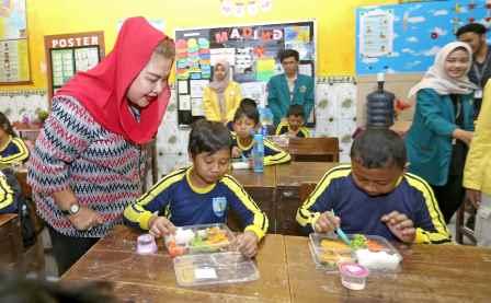 Mbak Ita Pastikan Menu Program Makan Siang di Kota Semarang Kekinian dan Bergizi