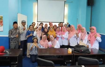 Para guru peserta pelatihan AI bergambar bersama narasumber dan panitia seusai kegiatan di Diskominfo Kabupaten Semarang