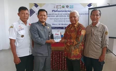 Peluncuran buku antologi puisi dan album musikalisasi puisi berbasis AI Semangat Sumpah Pemuda: Dari Kata ke Nada di Dinas Perpustakaan dan Kearsipan Kabupaten Blora, Kamis, 30 Oktober 2024. Buku diserahkan oleh Ketua FKEAI Jawa Tengah Gunoto Saparie kepada Wakil Ketua DPRD Kabupaten Blora Siswanto