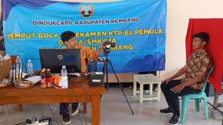 Jelang Pilkada 2024, Ribuan Pemilih Pemula Rembang Lakukan Perekaman KTP Elektronik