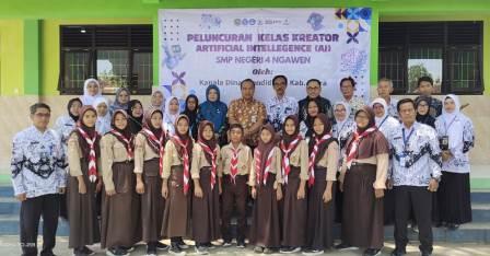 Siswa-siswi Kelas Kreator Cerdas AI SMP N4 Ngawen Blora berfoto bersama setelah resmi diluncurkan oleh Kepala Dinas Pendidikan Kabupaten Blora.