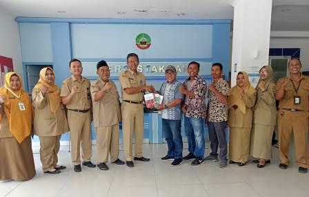 Kepala Dinas Perpustakaan dan Kearsipan Kabupaten Blora Mohammad Toha Mustofa menerima hibah tiga judul buku dari Sekretaris FKEAI Jawa Tengah Gunawan Trihantoro disaksikan para staf dan pengurus Satupena Kabupaten Blora