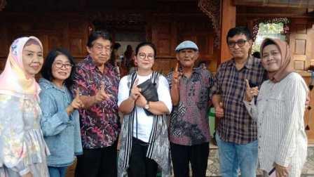 Temui Alumni Fakultas Sastra Undip, Agustin Diminta Perhatian terhadap Monumen Tegalkangkung