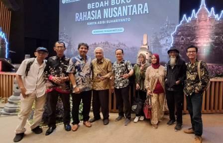 Para penulis anggota Satupena Jawa Tengah bergambar bersama seusai Bedah Buku "Rahasia Nusantara* karya Asisi Suhariyanto