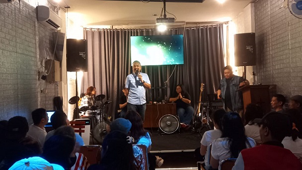 Calon Wali Kota (Cawalkot) Semarang, Yoyok Sukawi berdialog dengan kelompok marginal binaan Yayasan Emas Indonesia di Kantor Yayasan Emas Indonesia, Jalan Sriwijaya Kota Semarang, Senin (5/11/2024) malam.