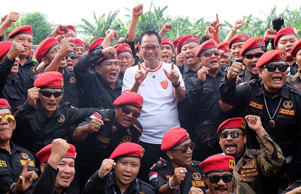 Anggota GRIB Jaya DPD Jawa Tengah secara resmi mendeklarasikan dukungan mereka untuk pasangan Yoyok-Joss di Lapangan Jolotundo Raya, Kelurahan Sambirejo, Kecamatan Gayamsari, Kota Semarang, Minggu (10/11/2024).