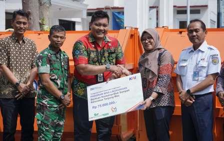 Dukung Kebersihan dan Keamanan Lingkungan, KAI Daop 4 Semarang Salurkan Bantuan 2 Kontainer Sampah untuk Kelurahan Tanjung Mas