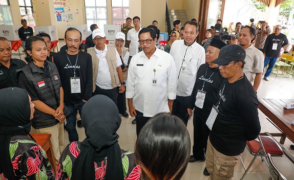 Pantau Sejumlah TPS, Nana Sudjana: Pilkada Serentak 2024 di Jateng Berjalan Lancar