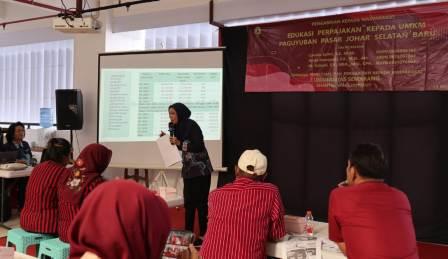 Tim PkM USM Beri Edukasi Perpajakan kepada UMKM Paguyuban Pasar Johar Selatan Semarang
